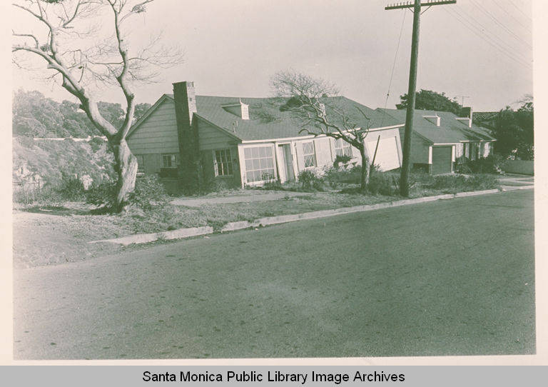 House on Friends Street slipping into Potrero Canyon, 1958.
